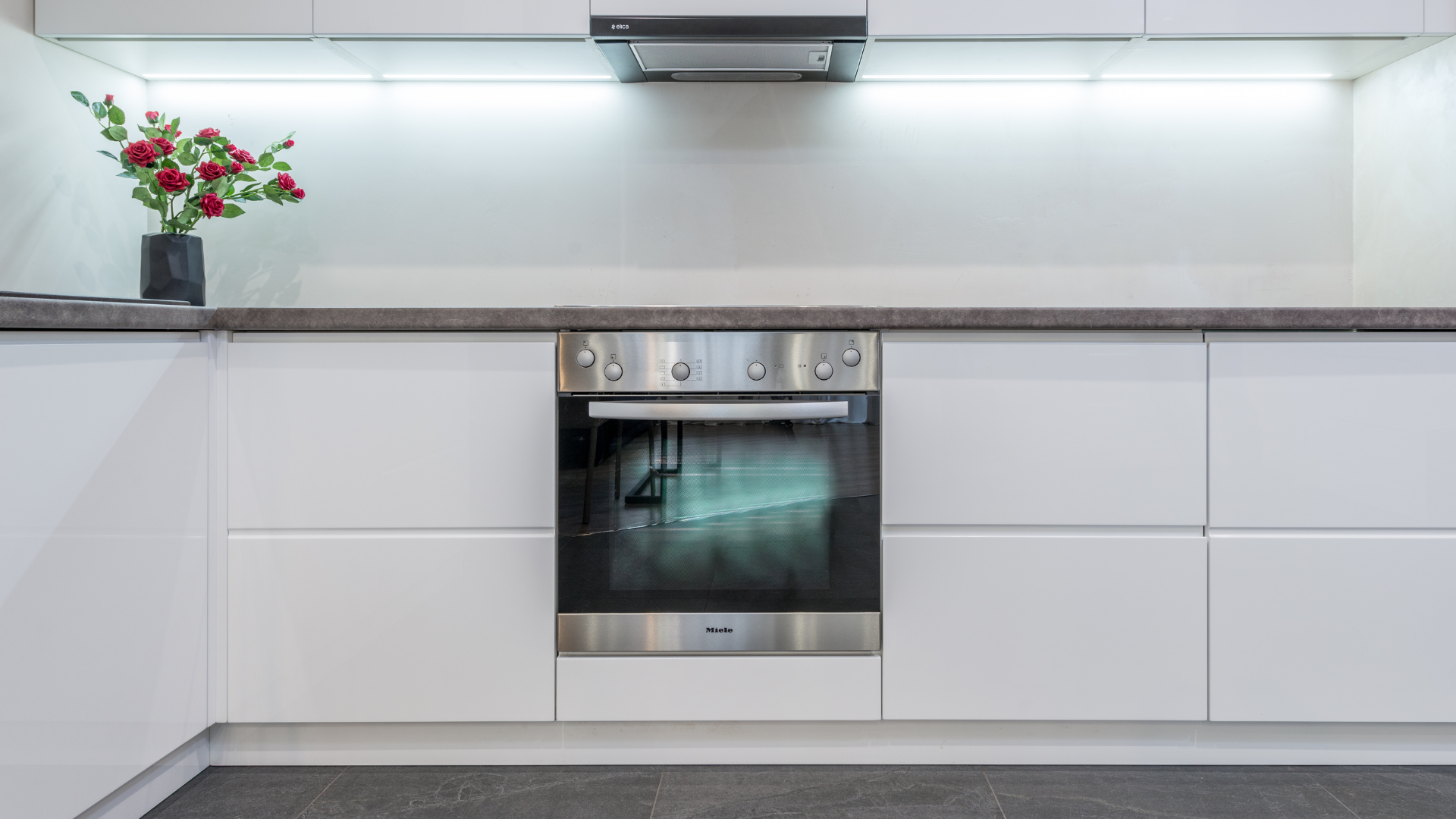 Cocina con horno reformada